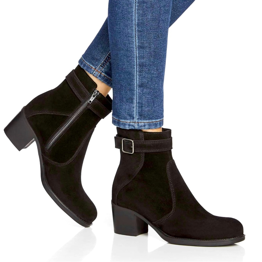 La CANADIENNE - Bella Stacked Heel Bootie *MINT CONDITION **